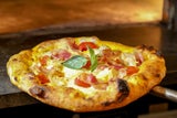 Pizza gialla in Crosta mit kurkumagefärbtem Teig.