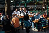 Schweizerhaus trotzt Teuerung und hält Bierpreis stabil