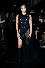 Diese Stars erobern die Paris Fashion Week in Nackt-Looks