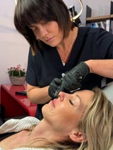 Simone Lugner schwört auf die Arbeit von Dr. Sabine Apfolterer.&nbsp;