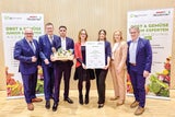 v. l. n. r. Robert Renz, Leiter SPAR-Akademie Wien, SPAR-Geschäftsführer Alois Huber, Katrin Hohensinner-Häupl und Manfred Hohensinner Geschäftsführung der Frutura Obst &amp; Gemüse Kompetenzzentrum GmbH gratulieren Mohamad Hamo, Sophie Höflinger und Gulnaz Ali (alle 1. Lehrjahr) zum bestandenen Zertifikat.