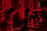 Neuer Fitness-Trend Infrarot-Pilates: Das steckt hinter dem Biohacking-Workout
