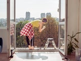 Balkon & Terrasse frühlingsfit machen: So vertreiben Sie den Winter-Dreck im Nu