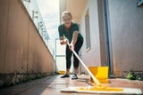 Balkon & Terrasse frühlingsfit machen: So vertreiben Sie den Winter-Dreck im Nu