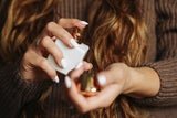 Parfum Layering Trend erklärt: So kombinieren Sie Düfte richtig