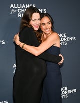 Schwanger am roten Teppich: Meghan strahlt mit Freundin bei Hollywood-Gala