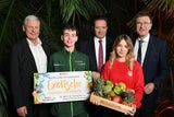 SPAR-Vorstandsvorsitzender Hans K. Reisch mit Lehrlingen, Norbert Totschnig und SPAR-GF Alois Huber.