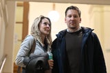 Simone Lugner mit emotionaler Stütze Clemens Trischler
