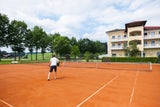 Eichingerbauer. Den perfekten Tennisurlaub komplettieren&nbsp;hier das feine Spa mit beheiztem Außen-Pool und die Gourmet-Küche.