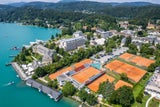 Werzers Tennisarena verfügt&nbsp;über 11 Sand- sowie zwei Hallenplätze und lädt nach dem Spiel ins See-Bad zum Entspannen.