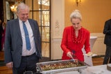 Manfred Wagner-Artzt und Silvia Schneider essen Piroggen.