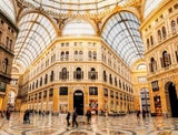 Wahrzeichen der Stadt.&nbsp;Galleria Umberto I&nbsp;die bekannte Einkaufspassage mit stilvollem Glasdach in der Altstadt von Neapel.