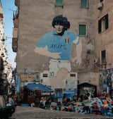 Fußball-Star Diego Maradonna, berühmt für seien Dribbelkünste und Stürmer bei SSC Napoli, lebt hier noch weiter.