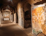 Sehenswert. Die Katakomben von San Gennaro sind die größten Neapels mit wunderschönen Fresken.