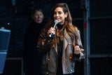 Collien Fernandes taucht überraschend bei Demo auf