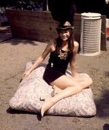 Jane Birkin mit Minikleid und Hippieschmuck: Der Style ihrer jungen Jahre.