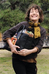 Jane mit ihrer Birkin Bag.