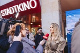 Melissa Naschenweng vor dem Villacher Stadtkino