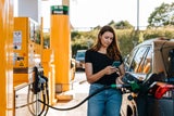 Tanken Tankstelle Frau Sprit