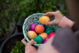 Ostern: Warum wir heutzutage bunte Eier suchen
