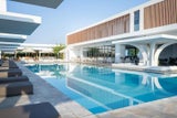 KOS. Das Hotel Sentido Pearl Beach bietet viel Platz zum Sonnenbaden und einen traumhaften Außenpool.