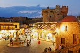 Ippokrates-Square. Einer der belebtesten Plätze, direkt am Eingang zur Altstadt von Rhodos gelegen, umgeben von Cafés und Geschäften.