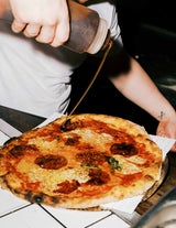 Spicy: The MacGuyver®- Pizza mit scharfem Honig, Whipped Feta und Salsica.
