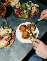 Ein Touch Spanien: Gefüllte Croquettes mit Dip-Saucen.