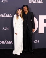 Gewagter Look: Heidi Klum spaltet mit verrücktem Blazer-Kleid das Netz