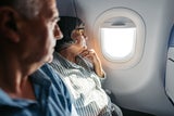 Ab DIESEM Alter sollten Partner im Flugzeug nicht mehr nebeneinandersitzen