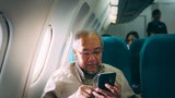 Ab DIESEM Alter sollten Partner im Flugzeug nicht mehr nebeneinandersitzen