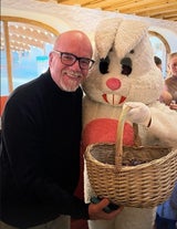 DJ Ötzi posierte mit dem Osterhasen.&nbsp;