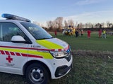 Großeinsatz: Polizei, Feuerwehr, Rettung und Hubschrauber vor Ort.