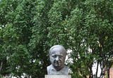 Bereits nach dem Bekanntwerden Vorwürfe gegen Gmeiner wurde die Büste aus dem Park entfernt.