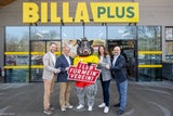 (v.l.n.r.): Kai Pataky (BILLA Vorstand Vertrieb), Hans Niessl (Sport Austria-Präsident), Maskottchen Ferdl, Barbara Schlenkert (BILLA Gruppenleiterin Customer Relationship Management) und Michael Paterno (BILLA Vorstand Ressort Insights und Consumer) freuen sich auf den Start der beliebten BILLA Aktion „I leb‘ für mein‘ Verein!“.