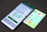 Bisher konnte das Handy nur als E-Card-Reader verwendet werden - ab sofort kann die E-Card direkt aufs Handy. 