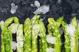 Genialer Frische-Trick: So bleibt Ihr Spargel wochenlang knackig