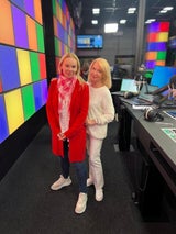 Jeden Sonntag von 22 bis 24 Uhr blickt Gerda Rogers (mit Moderatorin Sylvia Graf) für Ö3-Hörer:innen in die Sterne – seit  35 Jahren.&nbsp;