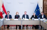 DOORSTEP VOR GIPFEL "FRAUENHASS IM NETZ"