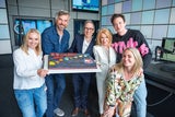 Ö3-Team mit Torte: Sylvia Graf, Thomas Kamenar, Peter L. Eppinger, Gerda Rogers, Philipp Hansa und Gabi Hiller.&nbsp;&nbsp;