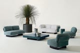 Zeitlos: Nendos Sessel Saki bringt die Stilelemente des Innenbereichs mit seiner raffinierten Ästhetik nach draußen. minotti.com&nbsp;