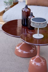 Lebendiger Look. Die glänzenden Glaze-Tische bringen eine verspielte Note nach draußen. cane-line.de