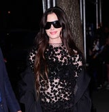 Freizügiger denn je: Anne Hathaway begeistert im Naked Dress