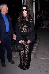Freizügiger denn je: Anne Hathaway begeistert im Naked Dress