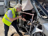 Gutachter Gerhard Kronreif beim Unfallwagen