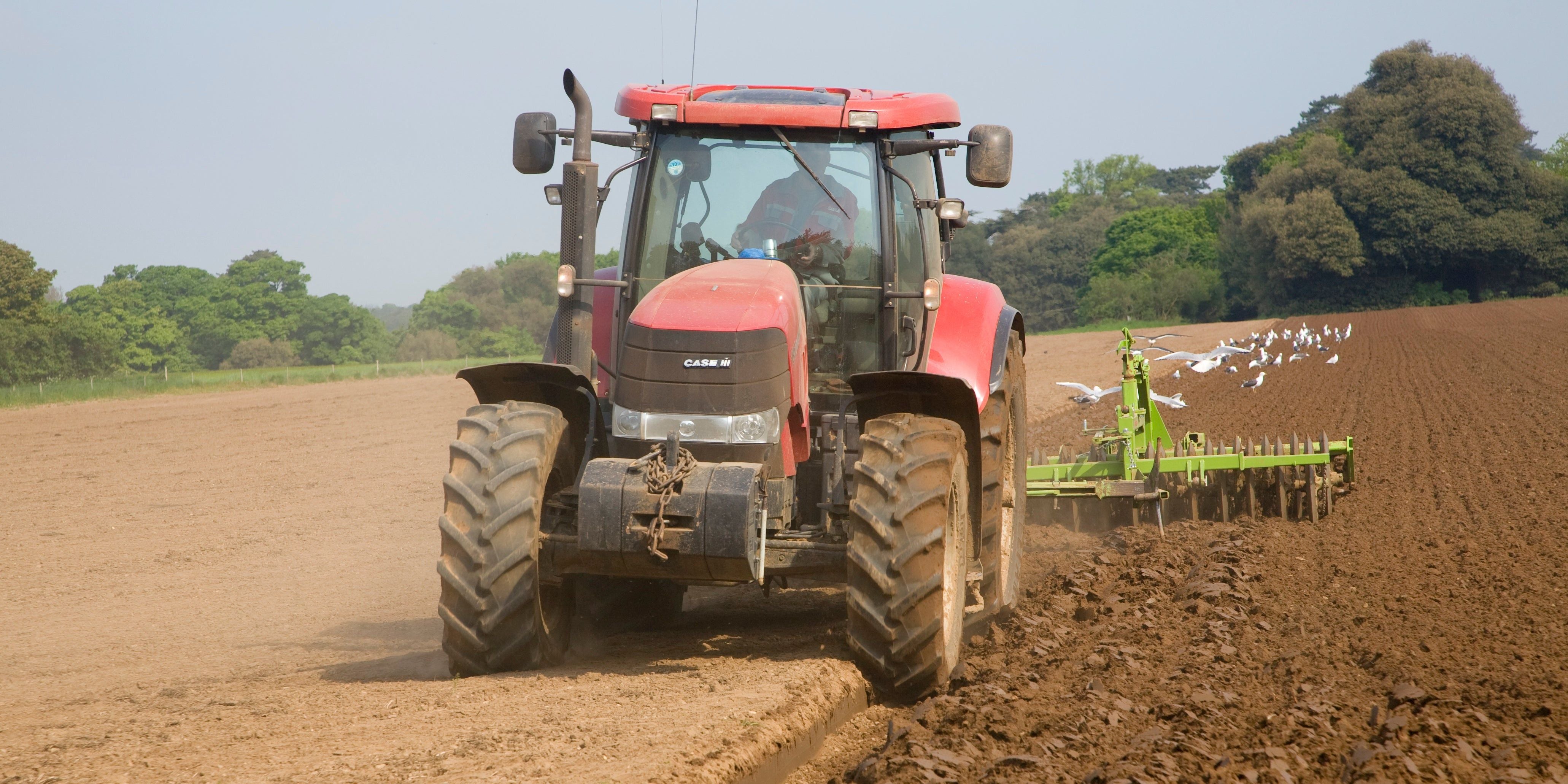 Der Traktor stürzte plötzlich um.