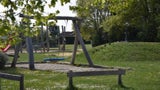 Kinder finden Waffen auf Spieplatz