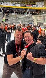 Andreas Gabalier mit Graz 99ers-Präsident Herbert Jerich.