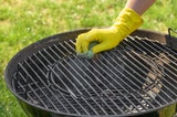Nie wieder schrubben: So reinigen Sie Ihren Grillrost blitzschnell