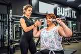 Frau trainiert mit Personal Trainer SIDT KW 27.04.-03.05. Adv 2